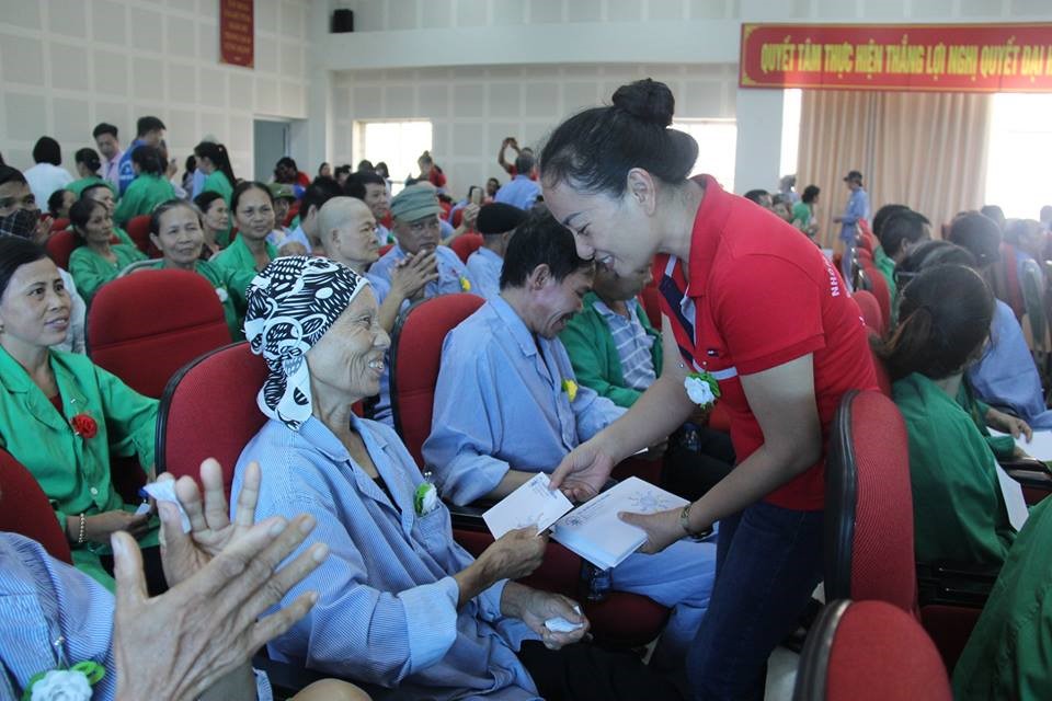 CLB Chung tay tặng quà cho người bệnh tại bệnh viện
